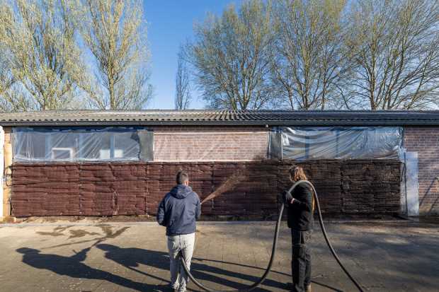 𝐊𝐚𝐧 𝐣𝐞 𝐞𝐞𝐧 𝐯𝐞𝐫𝐭𝐢𝐜𝐚𝐥𝐞 𝐰𝐚𝐧𝐝 𝐯𝐞𝐫𝐠𝐫𝐨𝐞𝐧𝐞𝐧 𝐦𝐞𝐭 𝐡𝐲𝐝𝐫𝐨𝐬𝐞𝐞𝐝𝐢𝐧𝐠?
Op Yuverta mbo Houten is die uitdaging aangegaan met een innovatieve test: hydroseeding op een verticale gevel. gwwtotaal.nl/2025/08/04/pil…