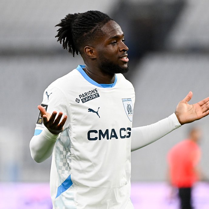 Les gars , il faut lancer le #RoweStaysAtOM . Bonbarder sous tout les postes de l'OM. ON DOIT LE GARDER .

#TeamOM #MercatOM