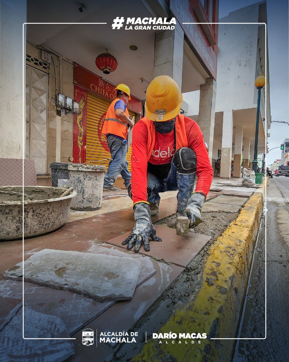 Nuestra administración ejecuta trabajos integrales, como en el corazón de Machala, en donde realizamos el mantenimiento integral de aceras. Allí, justamente en la Av. 25 de Junio, entre 9 de Mayo y Juan Montalvo, la transformación se realiza a buen ritmo.