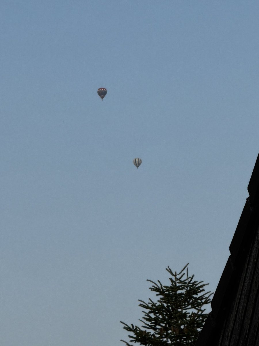 Würdet ihr mitfahren? Oder seid ihr schon mal Heißluftballon gefahren? Mich würde es ja schon reizen.