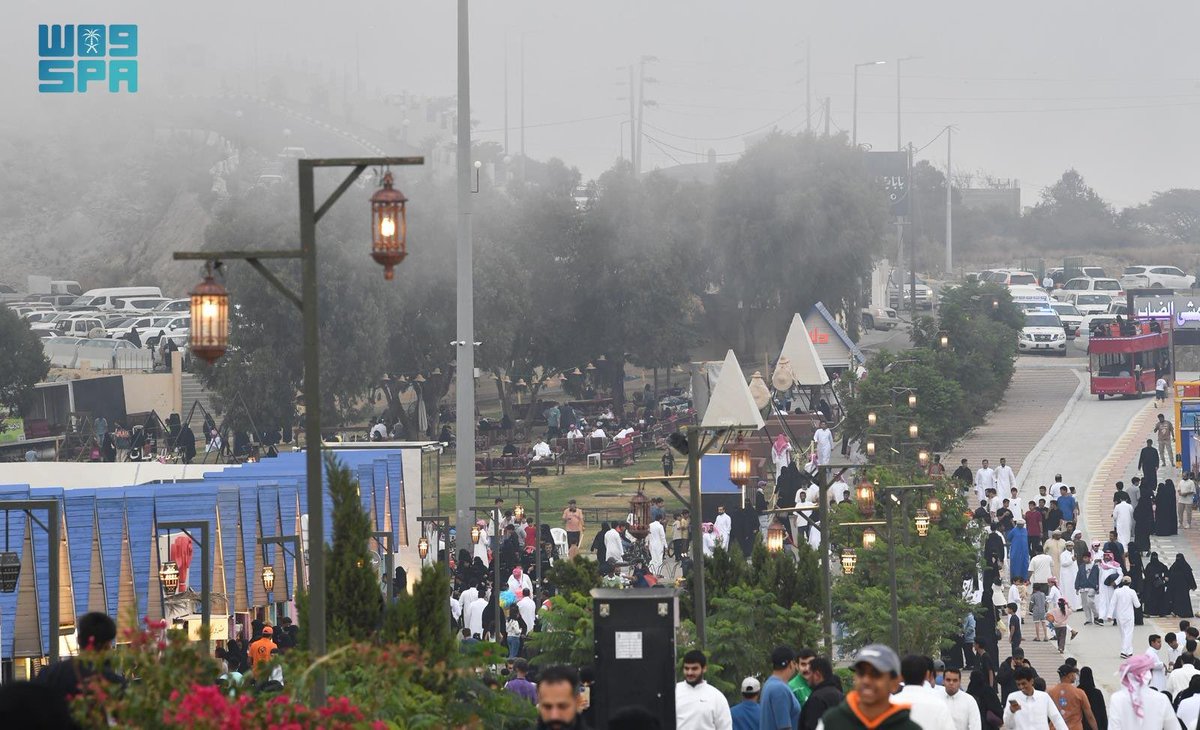 الضباب يلفّ النماص برداءٍ من الجمال، وبرودة الأجواء تجذب المصطافين نحو المتنزهات والطبيعة الخلابة.

-