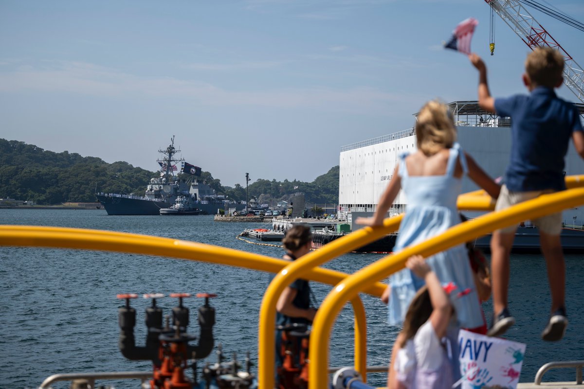 USPacificFleet's tweet image. Homecoming in Yokosuka 🇺🇸⚓

USS Milius (DDG 69) is back after over 3 months supporting the Carl Vinson CSG and U.S. 5th Fleet. Sailors reunited with families, mission accomplished. 
#DDG69 #ForwardDeployed #7thFleet #NavyHomecoming