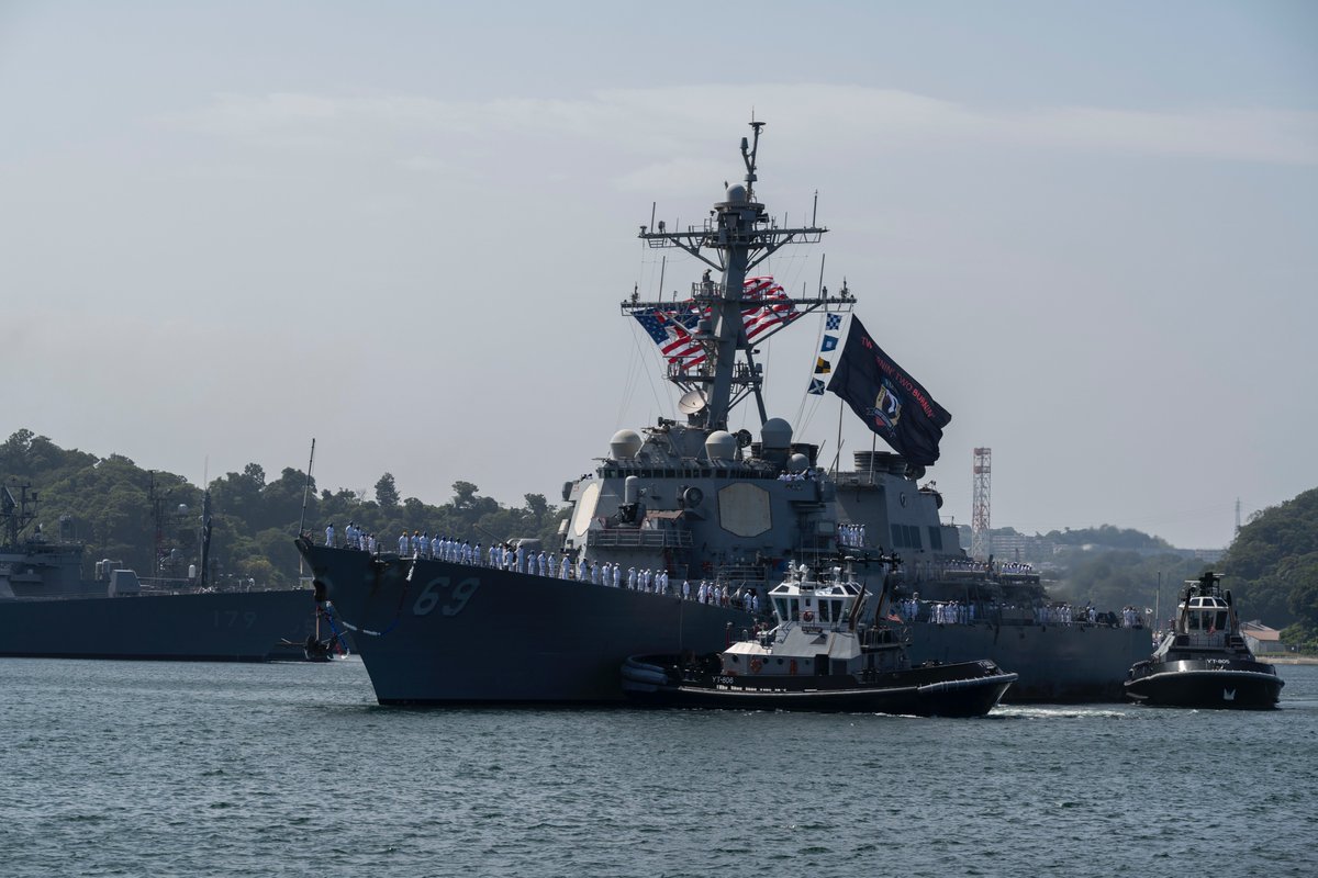 USPacificFleet's tweet image. Homecoming in Yokosuka 🇺🇸⚓

USS Milius (DDG 69) is back after over 3 months supporting the Carl Vinson CSG and U.S. 5th Fleet. Sailors reunited with families, mission accomplished. 
#DDG69 #ForwardDeployed #7thFleet #NavyHomecoming