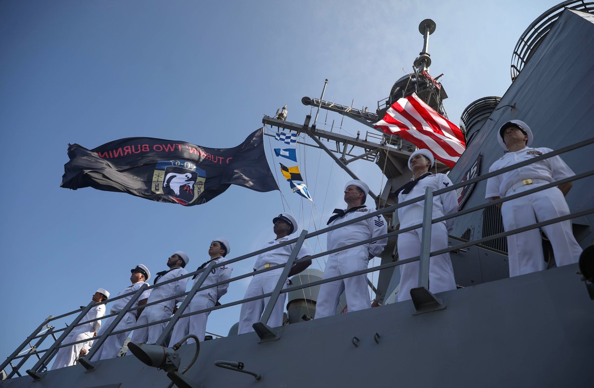 USPacificFleet's tweet image. Homecoming in Yokosuka 🇺🇸⚓

USS Milius (DDG 69) is back after over 3 months supporting the Carl Vinson CSG and U.S. 5th Fleet. Sailors reunited with families, mission accomplished. 
#DDG69 #ForwardDeployed #7thFleet #NavyHomecoming
