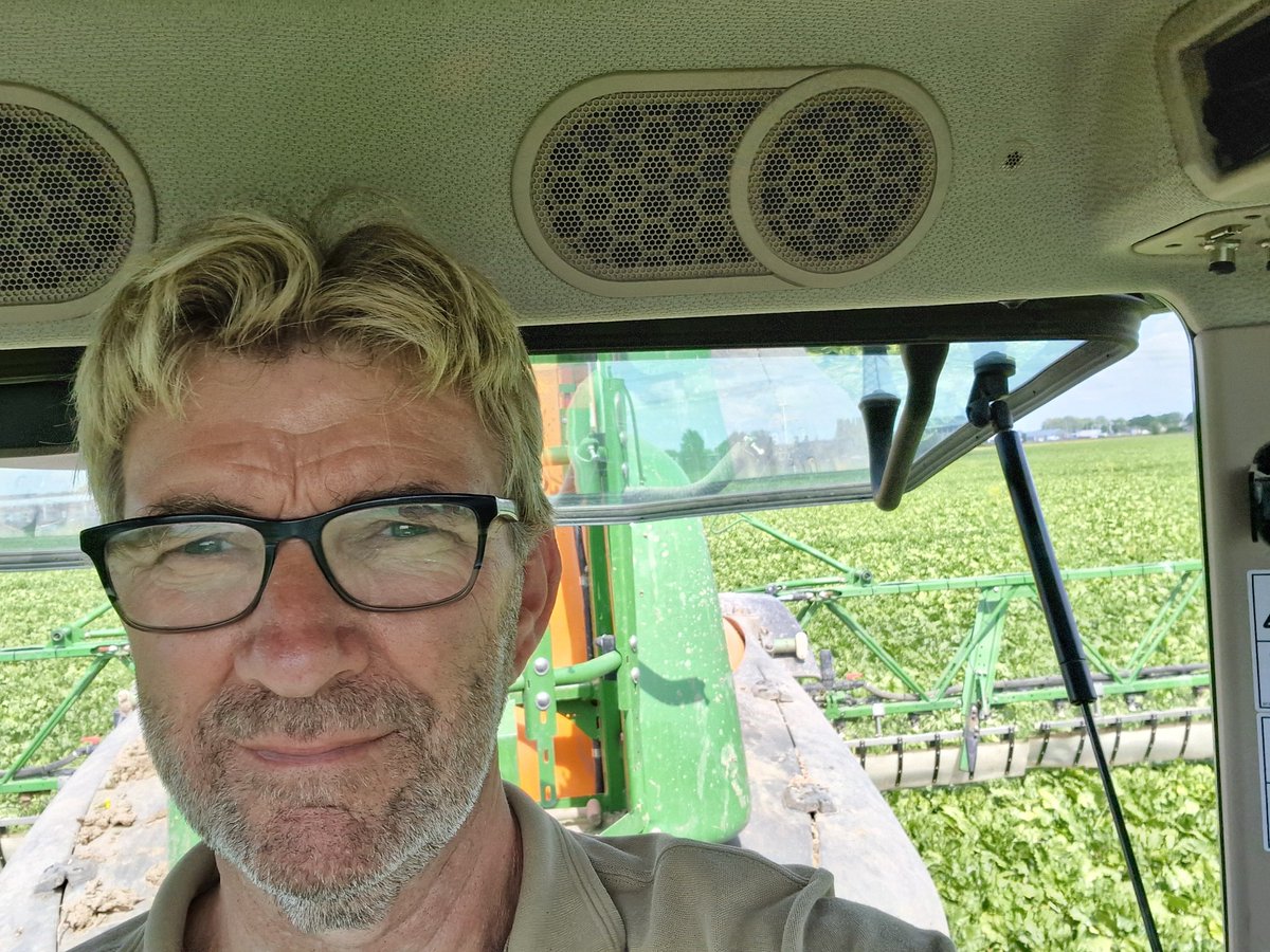 Ik mocht vandaag weer eens een keertje op de spuit. Nergens zie je het gewas zo goed dan zo.