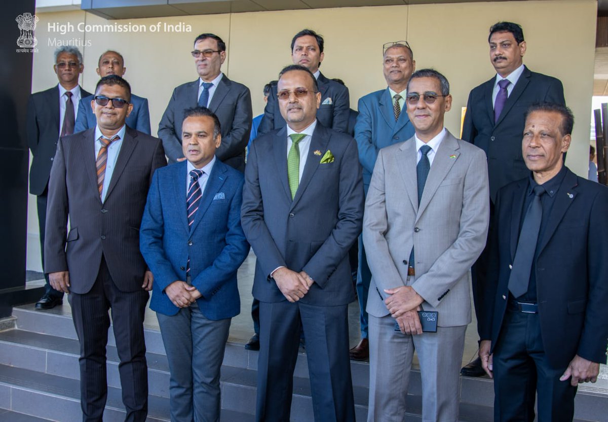 HCI_PortLouis's tweet image. 🇮🇳 Strengthening our Green Partnership 🇲🇺

On 06 Aug 2025, Shri @AnuragSrivstava, High Commissioner of India, officially handed over the first batch of 10 electric buses (e-buses) to Prime Minister of Mauritius, Dr. the Hon. Navinchandra Ramgoolam in the presence of ministers,…