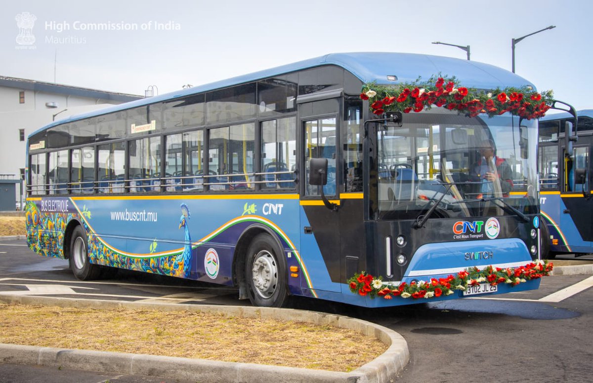 HCI_PortLouis's tweet image. 🇮🇳 Strengthening our Green Partnership 🇲🇺

On 06 Aug 2025, Shri @AnuragSrivstava, High Commissioner of India, officially handed over the first batch of 10 electric buses (e-buses) to Prime Minister of Mauritius, Dr. the Hon. Navinchandra Ramgoolam in the presence of ministers,…