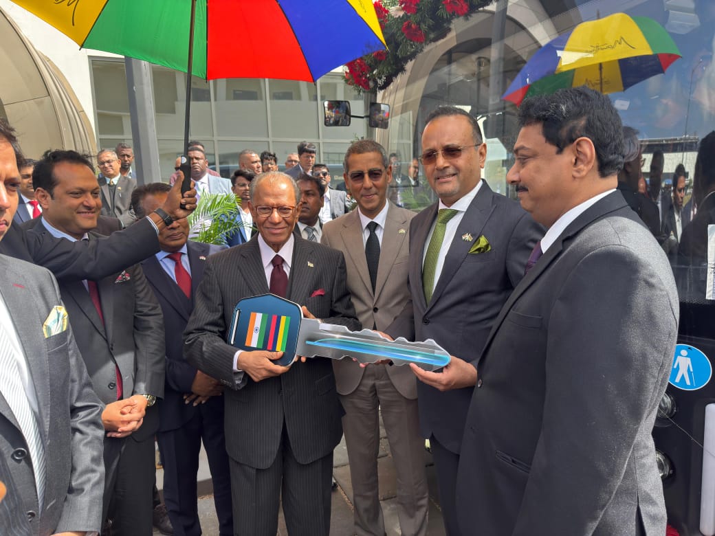 HCI_PortLouis's tweet image. 🇮🇳 Strengthening our Green Partnership 🇲🇺

On 06 Aug 2025, Shri @AnuragSrivstava, High Commissioner of India, officially handed over the first batch of 10 electric buses (e-buses) to Prime Minister of Mauritius, Dr. the Hon. Navinchandra Ramgoolam in the presence of ministers,…