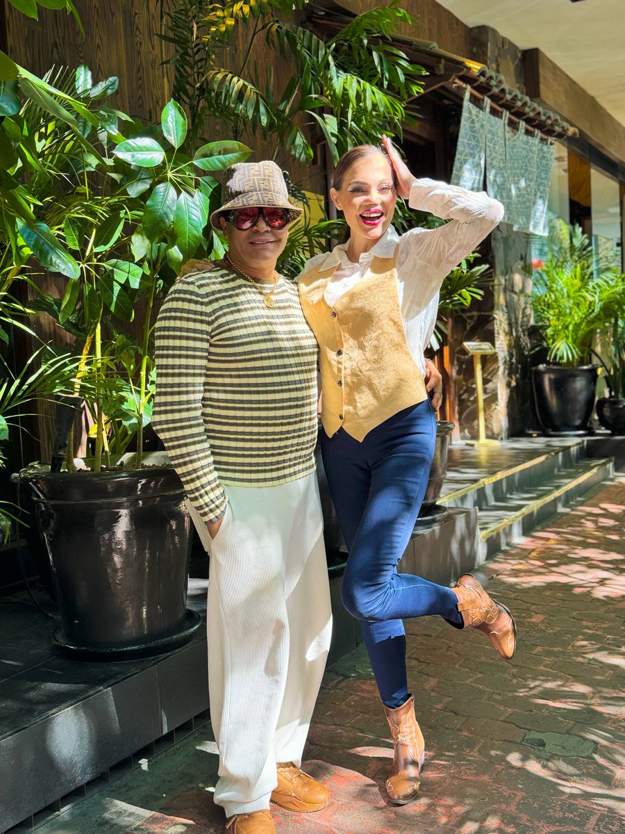 Tengan un maravilloso ombligo de semana, disfruten de su día… 💋

Mi bello <a href="/SaulMaxwell04/">Saul Maxwell</a> que lindo verte una vez más y pasar un rato tan agradable contigo te adoro mi corazón. ❤️

#carmencampuzano #latopmodeldemexico #Saulmaxwell #elpsiquicodelasestrellas #topmodel