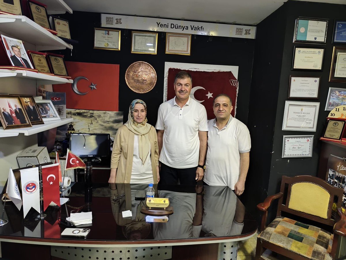 Cengiz Demirkaya (@cengizdmrky47) on Twitter photo Kıymetli yol ve dava arkadaşımız, <a href="/yenidunyavakfi/">Yeni Dünya Vakfı</a> Mardin İl Temsilcisi, #Mardin Terziler ve Konfeksiyoncular Esnaf Odası Başkanı Sn.<a href="/SehmusSayat/">Sehmus Sayat</a> başkan ile kıymetli eşi Sn.Sibel Sayat hanıma nezaketleri ve misafirperverlikleri için teşekkür ediyorum.
📍Artuklu Kıymetli yol ve dava arkadaşımız, <a href="/yenidunyavakfi/">Yeni Dünya Vakfı</a> Mardin İl Temsilcisi, #Mardin Terziler ve Konfeksiyoncular Esnaf Odası Başkanı Sn.<a href="/SehmusSayat/">Sehmus Sayat</a> başkan ile kıymetli eşi Sn.Sibel Sayat hanıma nezaketleri ve misafirperverlikleri için teşekkür ediyorum.
📍Artuklu