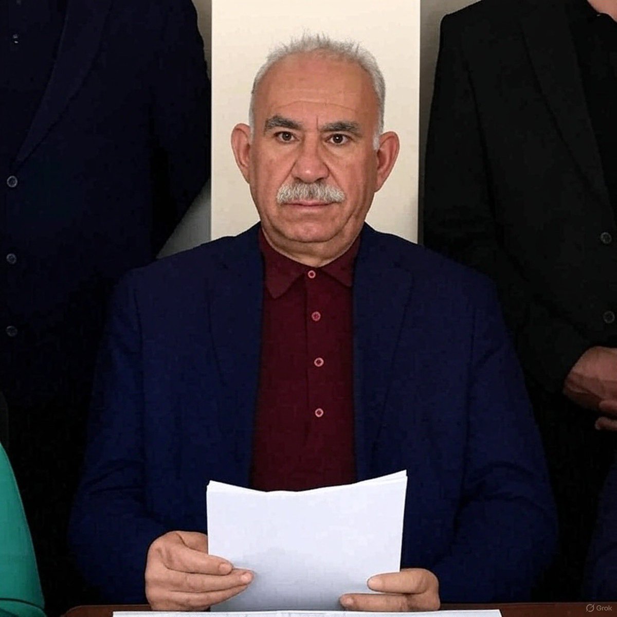 ⚠️ Bebek katili Öcalan, İmralı Cezaevi müdürüne hakaretler yağdırdı!

Cezaevinde havalandırmada olduğu sırada müdürün kendisine selam verirken durmadığını söyleyen Öcalan, devlet yetkilisine hakaret ederek şöyle dedi:

 “Sen niye selam vermek yerine el sallayıp geçiyorsun.