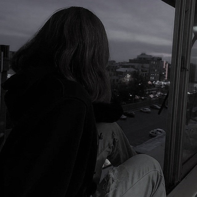 دلم می‌خواهد 
در دنیایی از سکوت ، چایی و 
روزهای بارانی مدتی گم شوم.