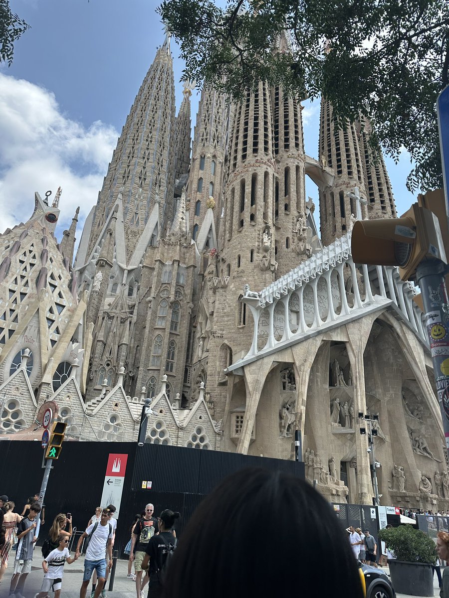 We visited the Sagrada Família!
We couldn’t go inside, but its incredible presence still overwhelmed us—it truly left us speechless.