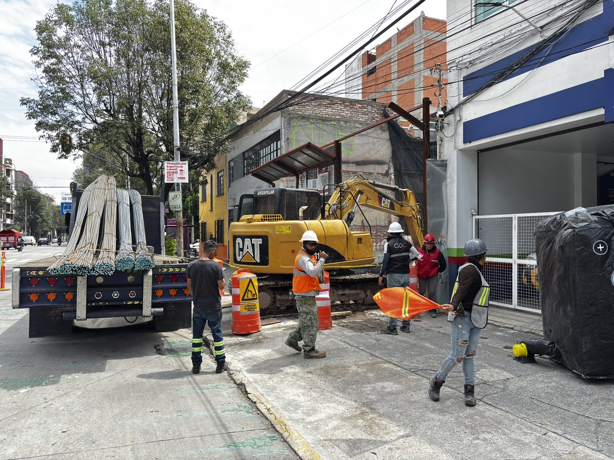 PedalTEnamoras's tweet photo. .@inveacdmx @seduvicdmx @SSC_CDMX @UCS_GCDMX @LaSEMOVI @LuisMendozaBJ @OVIALCDMX
Denunció la invasión de la banqueta y ciclovía por parte de la constructora #GDCDesarrollos en Av Patriotismo 373 https://t.co/tyfRCaLrNy