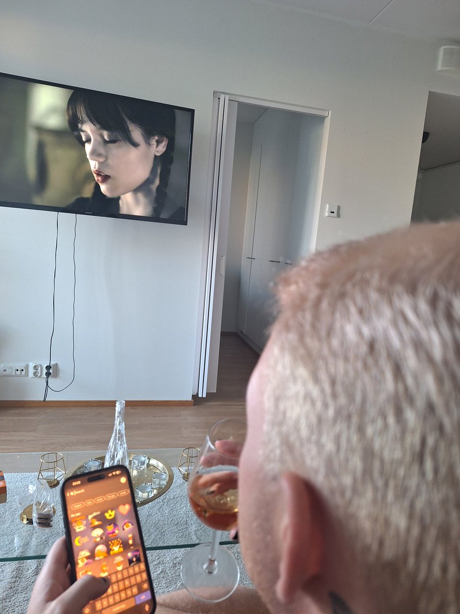 Ён плануе праглядзець увесь сезон Wednesday за адзін дзень 😭😭