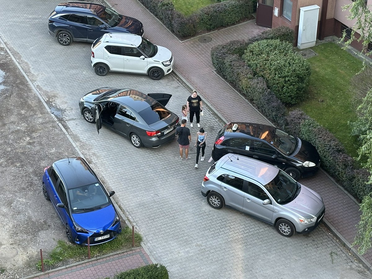 Saszka szto ty zrobil?
chujowo zaparkował to go pchnąłem