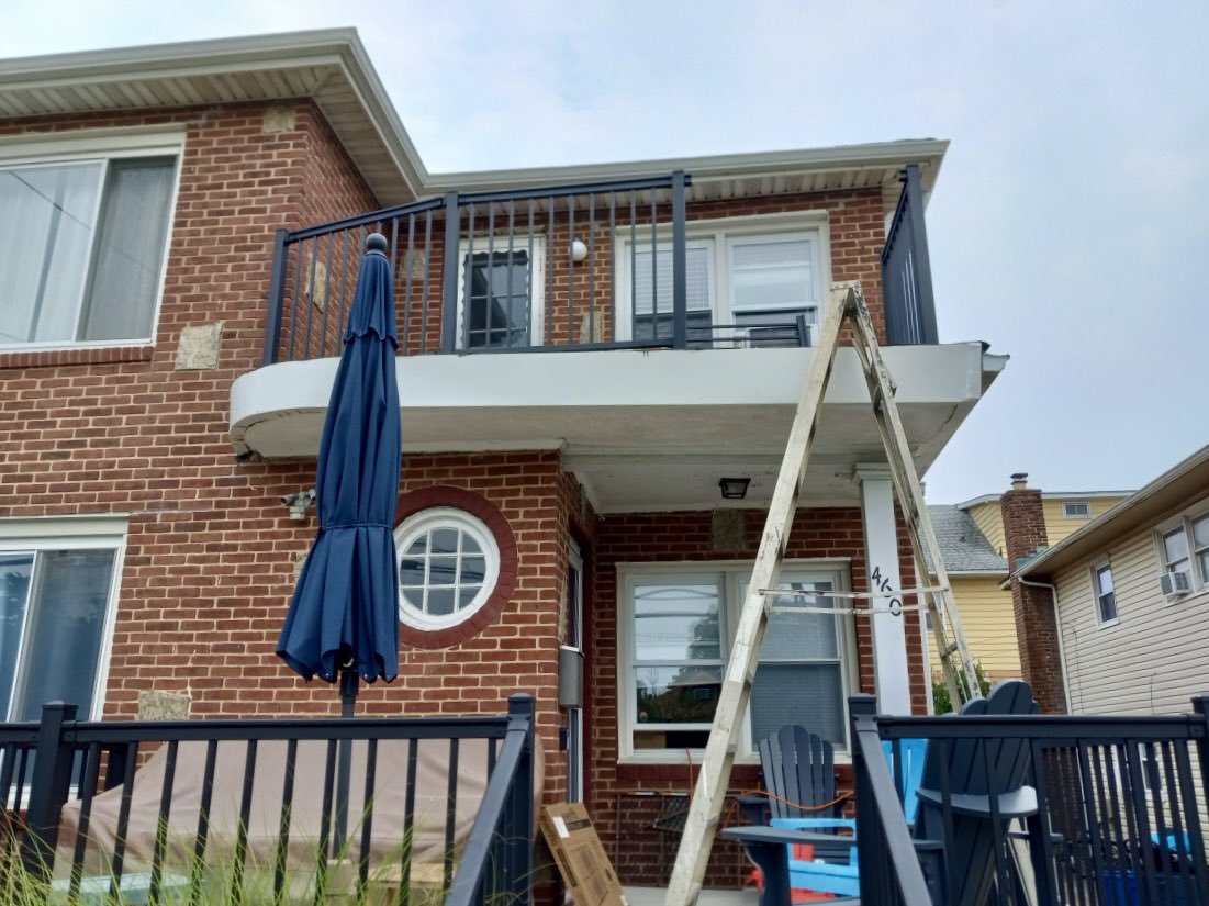 Liberty_Fence's tweet photo. Two levels of aluminum rails we are installing in Long Beach, NY. 

#aluminumrailing #aluminumrailings #railinginstallation #newrailings https://t.co/GeCEy8JJVU