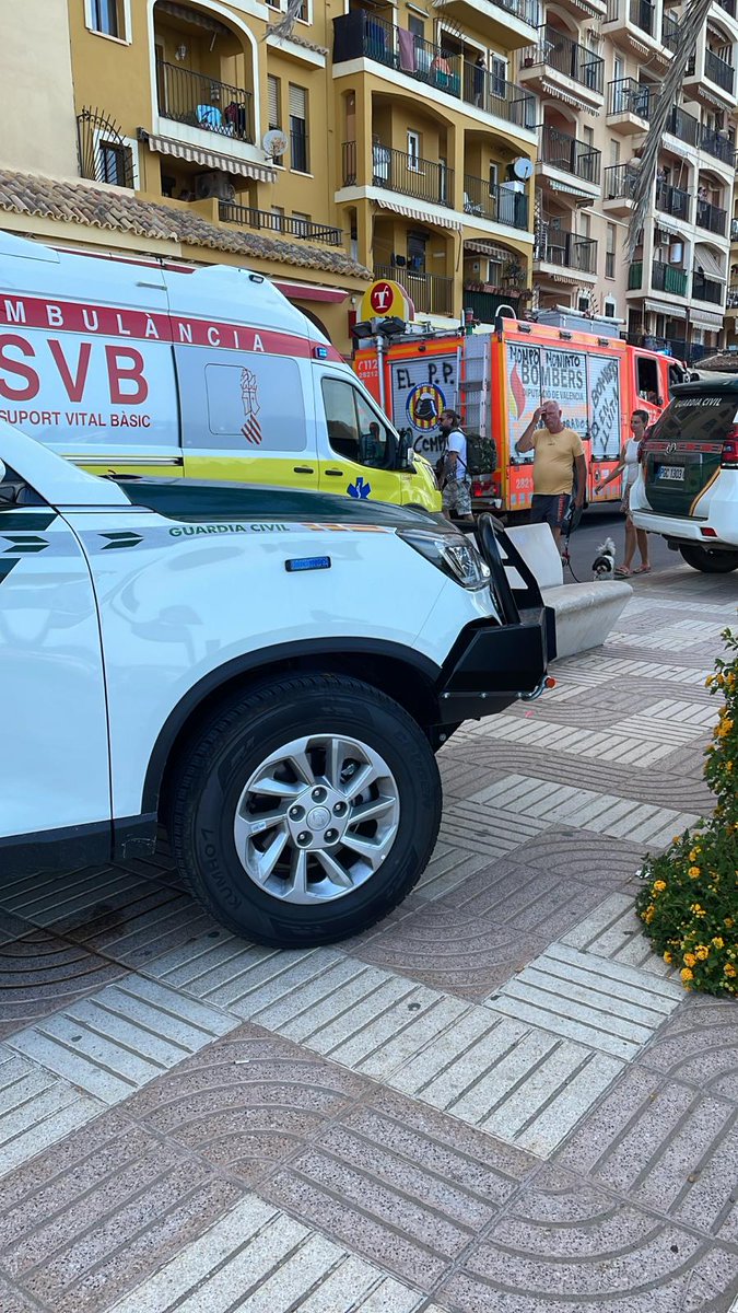 VOSTcvalenciana's tweet image. 🔥 Varias dotaciones de @BombersValencia y @BomberosVLC movilizadas a incendio de vivienda en Alboraya, en Port Saplaya 🏙️

🚑 @GVASESCV ha movilizado también varias dotaciones sanitarias al lugar, entre ellas un #SVB y un #SAMU