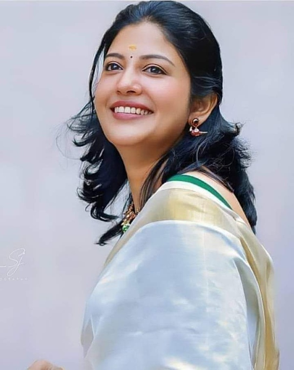 पति की आवश्यकता
😊😊

एक महिला एक मनोचिकित्सक के पास गई और उससे बोली कि

*"मैं शादी नहीं करना चाहती.. मैं शिक्षित, स्वतंत्र और आत्मनिर्भर हूं.. मुझे पति की जरूरत नहीं है.. फिर भी मेरे माता-पिता मुझसे शादी करने के लिए कह रहे हैं... आप सुझाव दीजिए कि मैं क्या करूं?"*

मनोचिकित्सक
