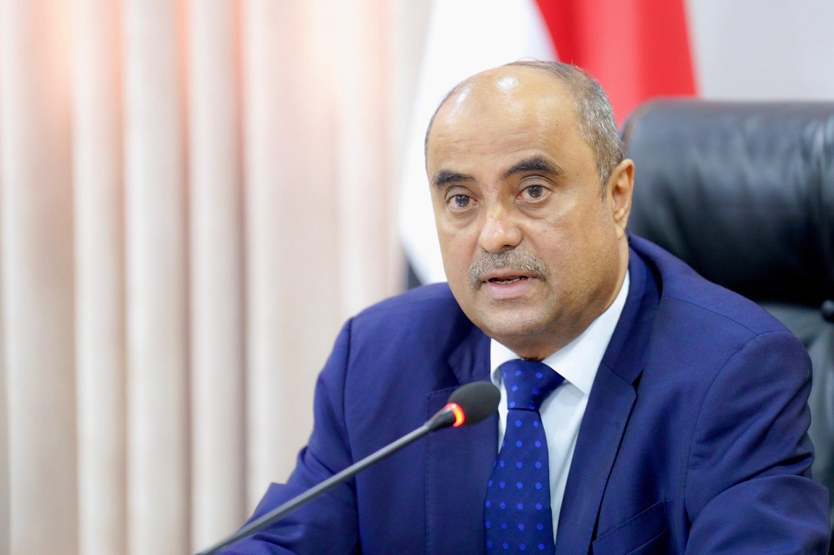 جددتُ التأكيد، أثناء ترؤسي اليوم في عدن الاجتماع الدوري لمجلس الوزراء، أن تحسّن سعر صرف العملة الوطنية ليس مجرد رقم اقتصادي، بل التزام حكومي بضرورة انعكاسه المباشر على أسعار السلع والخدمات.
وجّهتُ الوزارات والسلطات المحلية باتخاذ إجراءات عاجلة لضمان أثر ملموس لهذا التحسن على