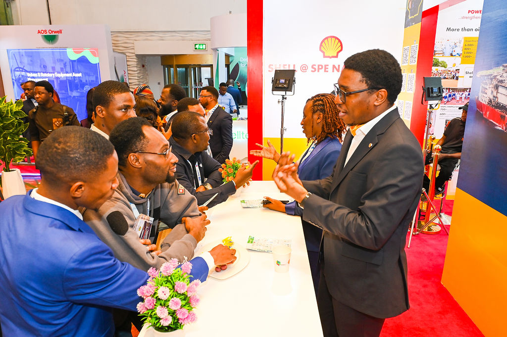 Shell_Nigeria's tweet image. A cross session of stakeholders at the Shell booth, full of curiosity about the future of sustainable energy and what Shell is doing in that space and how.
Our team of exhibitors providing answers.
#NAICE2025
#TeamShell
#PoweringProgress