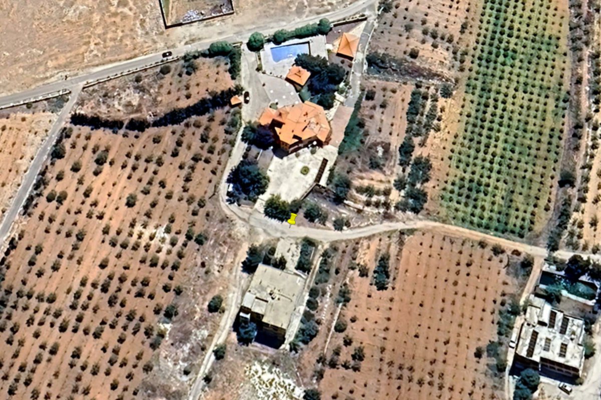 Zaiter's burning Cadillac geolocated in Baalbek google.com/maps?ll=34.026…