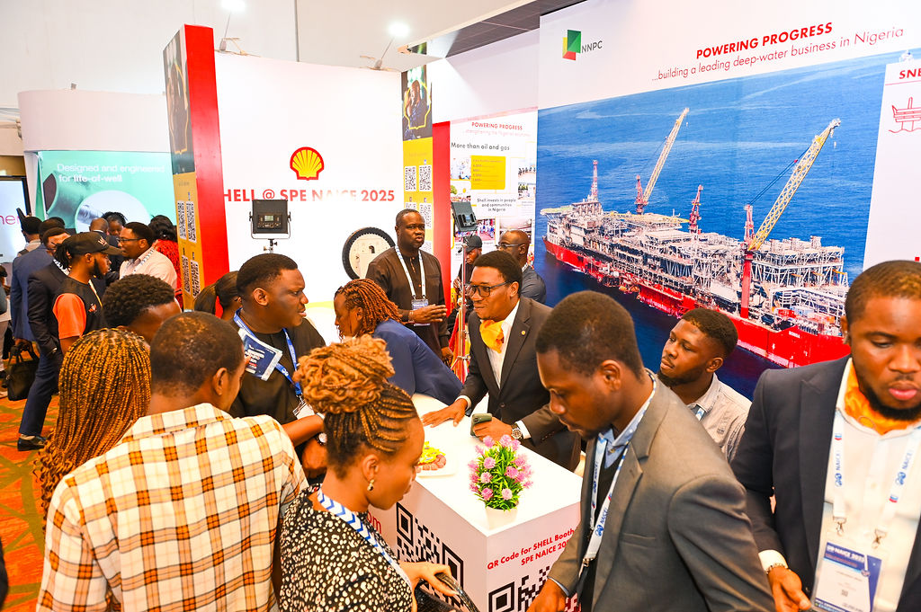 Shell_Nigeria's tweet image. A cross session of stakeholders at the Shell booth, full of curiosity about the future of sustainable energy and what Shell is doing in that space and how.
Our team of exhibitors providing answers.
#NAICE2025
#TeamShell
#PoweringProgress