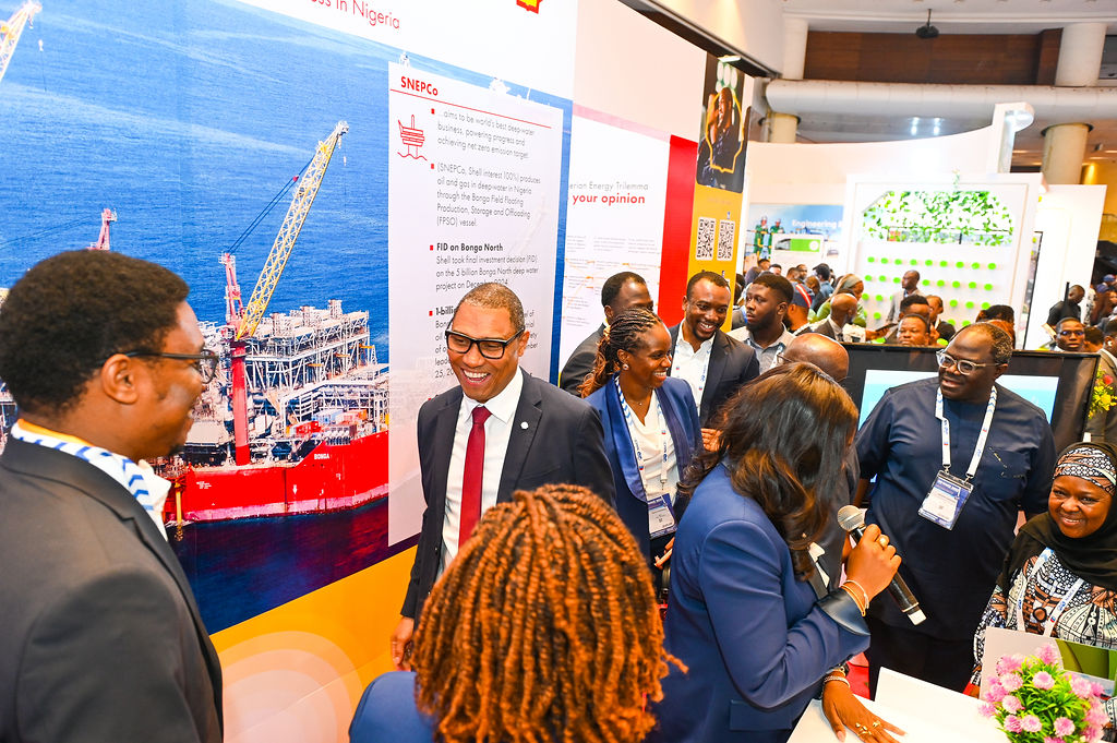 Shell_Nigeria's tweet image. A cross session of stakeholders at the Shell booth, full of curiosity about the future of sustainable energy and what Shell is doing in that space and how.
Our team of exhibitors providing answers.
#NAICE2025
#TeamShell
#PoweringProgress