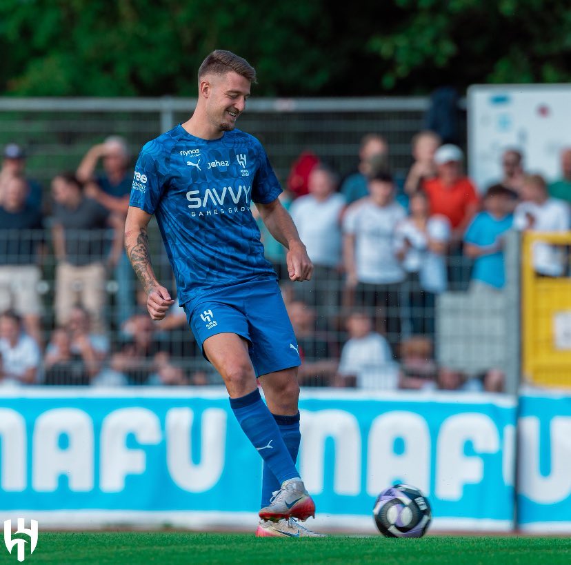 تذكرت فتره من الفترات بعض الطواقي يوم سيرجي جاه دروب خفيف قالو نهايه الموسم هالصربي نشوف بديله 😂

والله للان مانسيت للاسف عندنا دلوخ محسوبين علينا