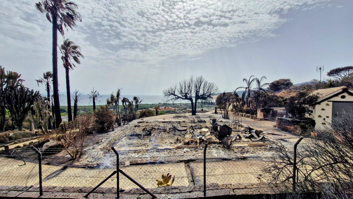 Ayer era una hermosa casa de madera con las mejores vistas de Tarifa. Hoy es un montón de cenizas humeantes. #IFTarifa