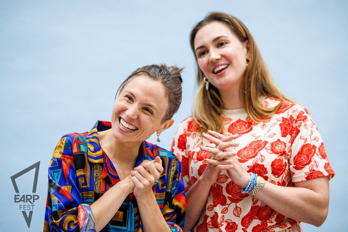 When you’re being welcomed at the Homestead by your sexy gay aunts (aka Dom and Kat greeting #Earpers at their photo ops at #EarpFest) <a href="/EarpFest/">EarpFest</a> #WynonnaEarp #WayHaughtWednesday