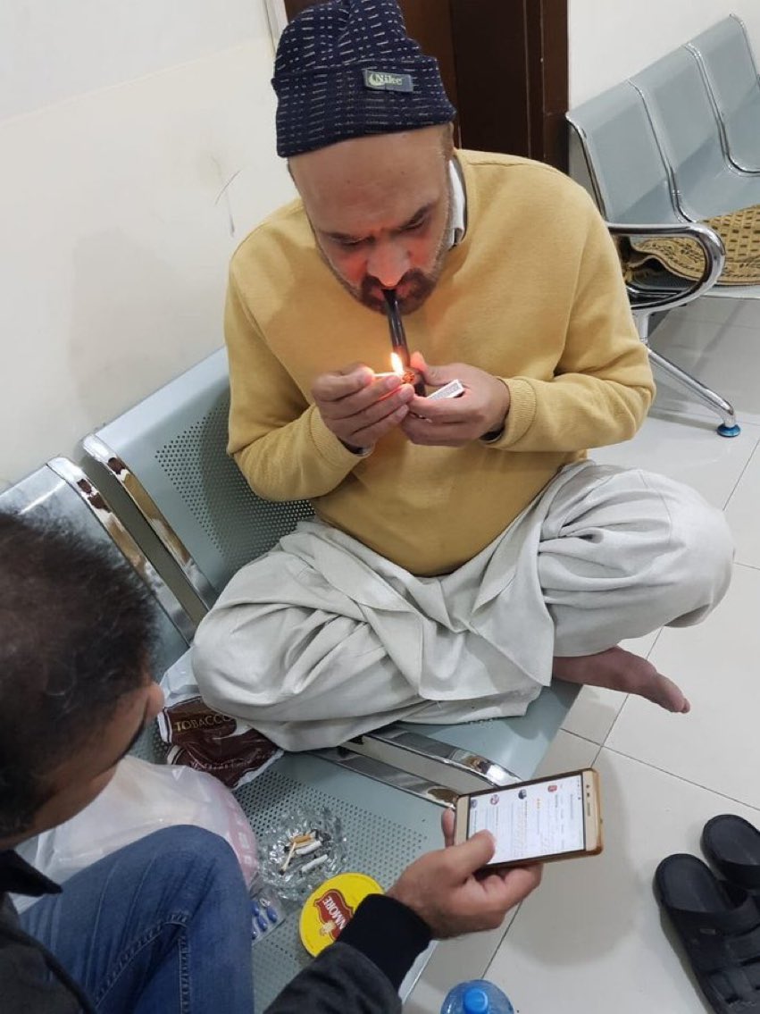 مریم نواز کے چرسی دادا کی زبان و گندی ذہنیت چیک کریں، یہ تو صرف آیک چھوٹی سی مثال ہے یہ بیغرت آئے روز پشتون، بلوچ اور باقی آقوام کے خلاف بھونکنے کے لئے ہی قومی چینل پی ٹی وی میں لاکھوں تنخواہ ماہانہ لیتے ہیں ن لیگ کے آشیرباد سے۔