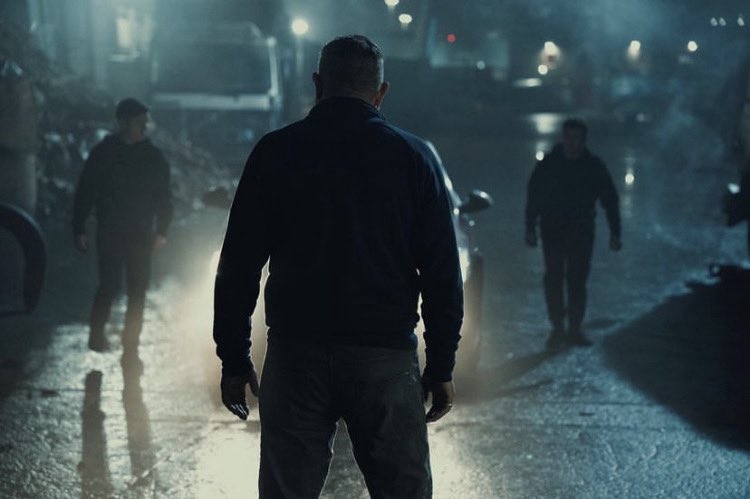 انتهيت من مسلسل :KIN  
وحاب اقول لكم ان هذا هو المسلسل الي بيعزلكم عن العالم
عائله تتورط بحرب مع عصابات خطيره بعد مقتل ابنهم على يد العصابه
 مسلسل عظيم ومظلوم جدا 
لايفوتكم 🔥