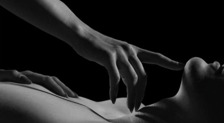 Existe mi cielo en tu cielo 
Y los desvaríos que tú amor provoca , genuina mirada que desalinea mi cordura , tempestad y calma si pruebo de  sus besos , ni el alma tiene sosiego ..si a mí lado no estás 
Amor de entrega ...amo ...sentir ...que solo tú ...tienes el ritmo para amar
