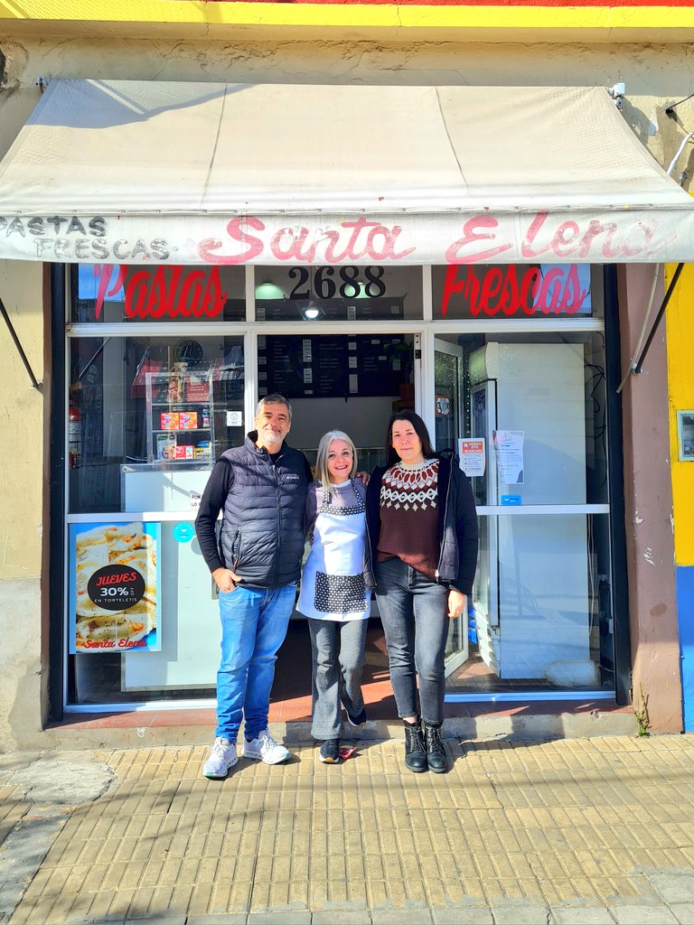 3framos's tweet photo. 🍝 Visité la fábrica de pastas Santa Elena en #JoseIngenieros, un negocio familiar que abrió en pandemia.
Hacen salsas caseras y tienen gran variedad de ravioles, sorrentinos, lasagna, entre otras opciones 👏🏻
Acercate a Comesaña 2688 ¡y llevate las mejores pastas del barrio! https://t.co/0uD0T5I6QC