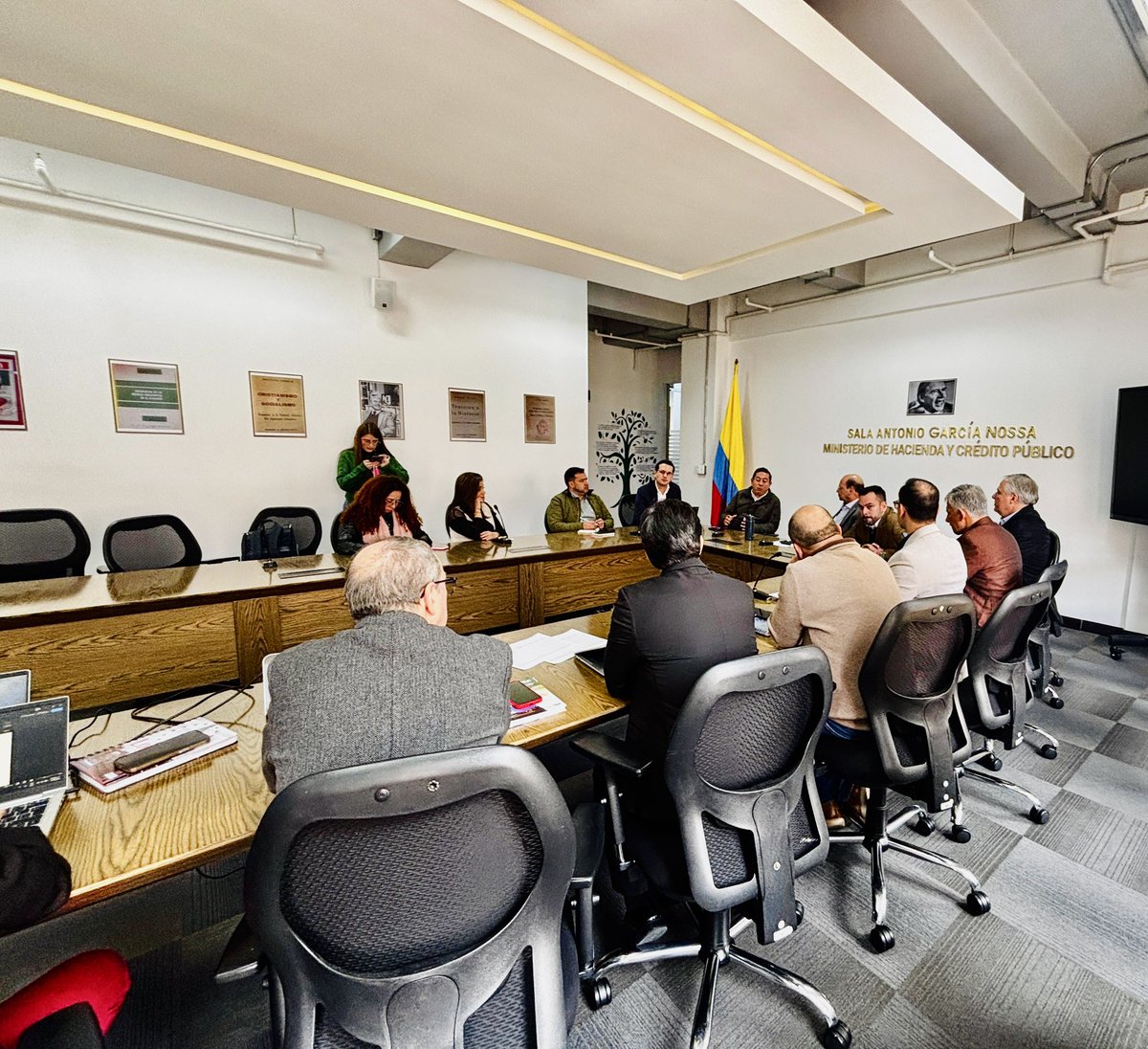 ingwilmerc's tweet photo. Llegamos al ministerio de hacienda a reunión que promovimos junto con el gobernador @CarlosAmayaR con los ministros de Hacienda @MinHacienda, de Minas y Energía @MinEnergiaCo ,y el gerente de GENSA, para avanzar en la gestión de recursos que permitan el pago urgente de las deudas de Gensa con los productores de carbón en Boyacá, además de la capitalización con recursos que permitan a Gensa la compra un stock importante en  toneladas de Carbon.

Seguimos aportando a las soluciones y respaldando los acuerdos, que se orienten a proteger los empleos y brindar apoyo y estabilidad al sector carbonero del departamento. ⚒️