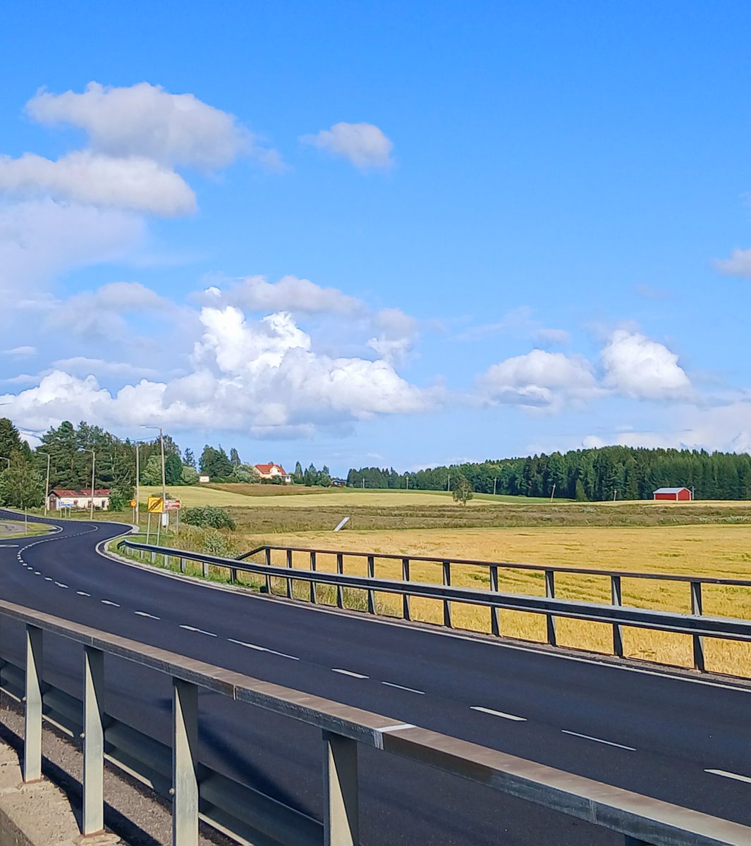 Täytyy vielä fiilistellä Toholammin kirkonkylän läpi kulkevan 63-tien uutta pintaa yli kuntarajojen! 👌Samalla on uusittu mm. reunakivetyksiä taajamassa: iso plus-vaikutus yleisilmeeseen ja liikenneturvallisuuteen. Kiitos kaikille työn tekijöille ja urakan mahdollistaneille! 🫡🤝