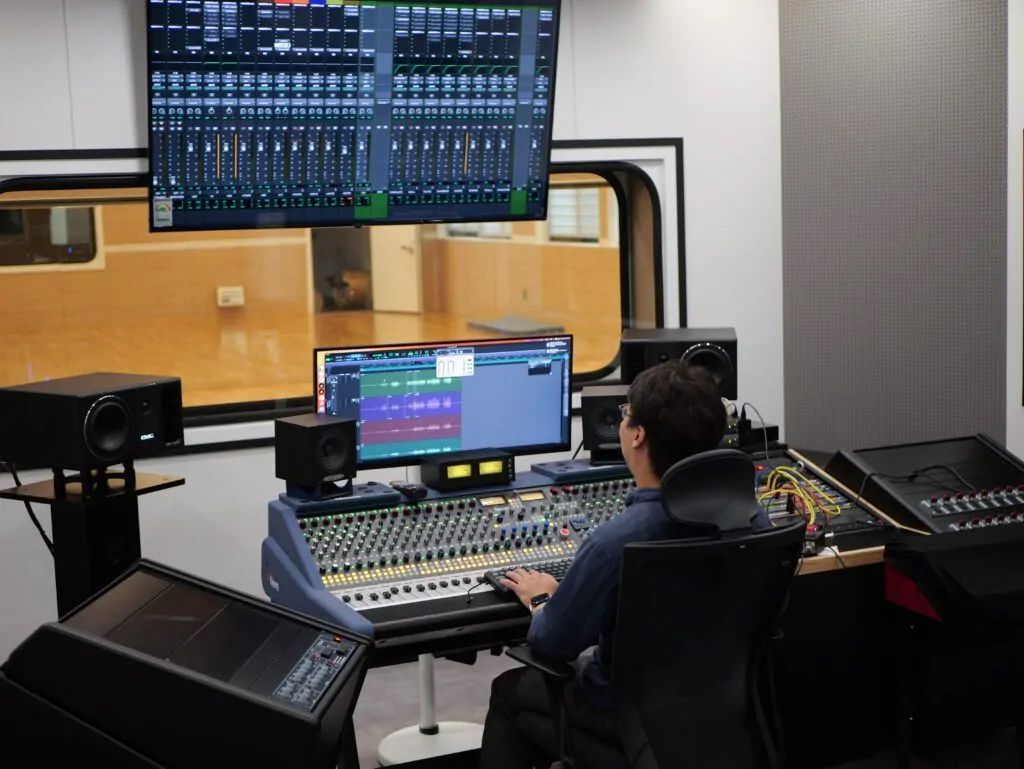 Neve 8424 + outboard range. 🔥 

The backbone of PoCheon Music Factory in Seoul. 🙌 🇰🇷 

#NeveSound