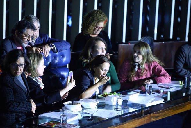 patyfantinati's tweet image. E aí sua falsa, não é você sentada aí na mesa, obstruindo tudo no congresso: vocês fizeram a mesma coisa pra tentar salvar o Lula. Toma vergonha na sua cara