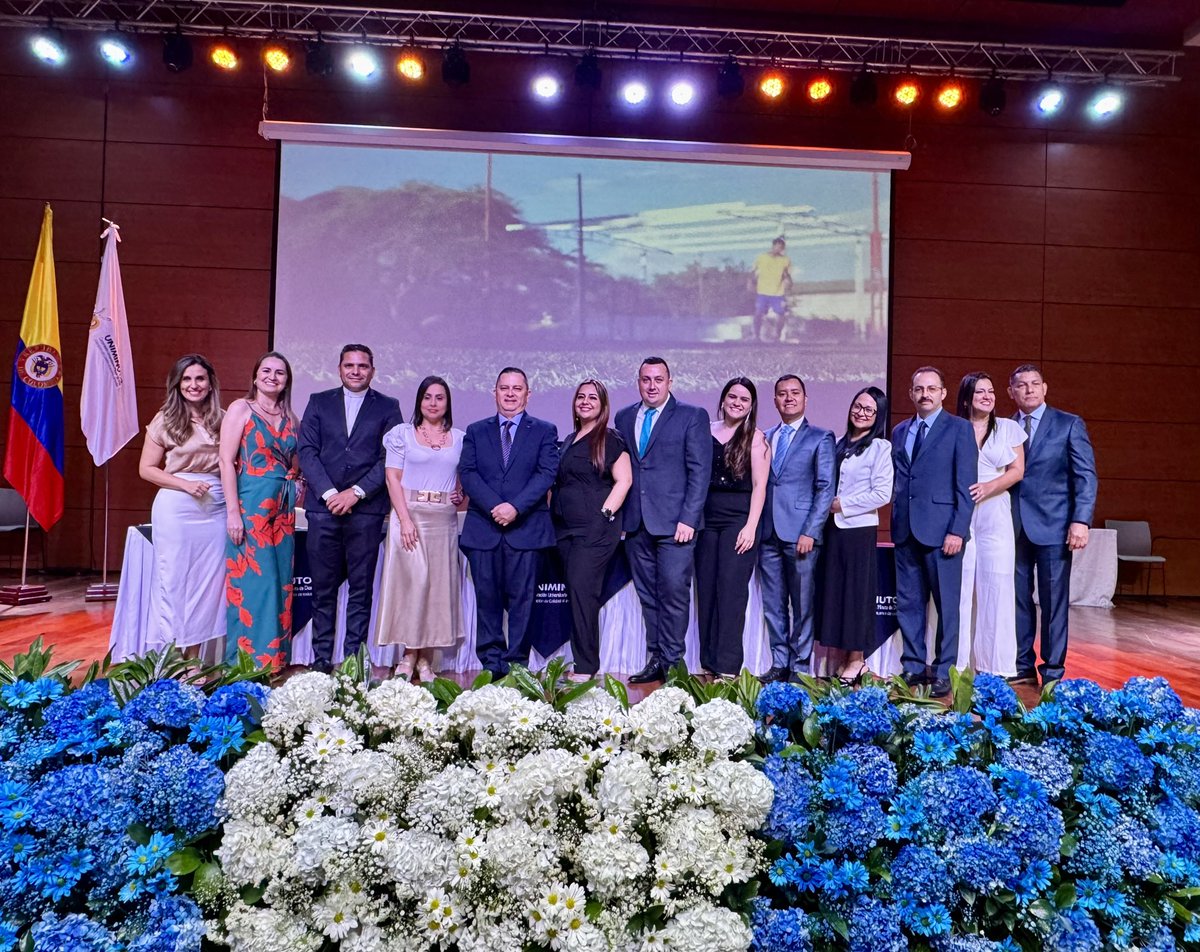 Hoy en UNIMINUTO Bucaramanga, celebramos 3 ceremonias de grado que simbolizan algo más que títulos:
Son 299 promesas de transformación social, liderazgo ético y compromiso con el bienestar colectivo .
¡Felicitaciones a nuestros graduandos de pregrado, especialización y maestría!