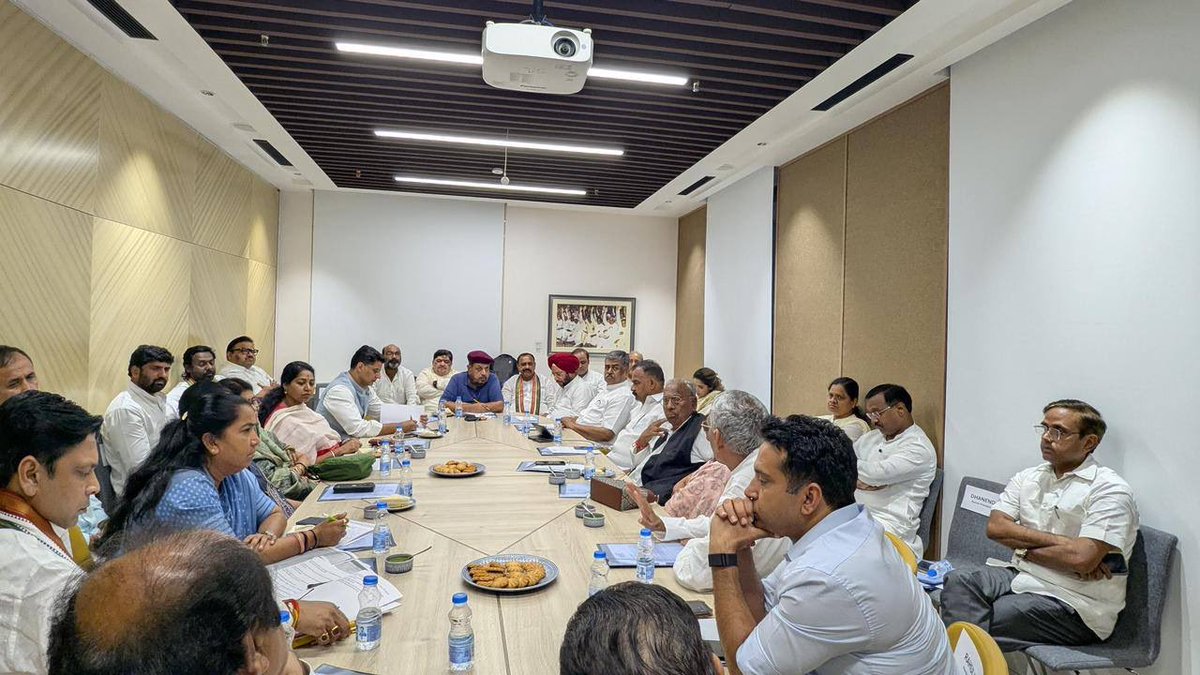 Sachin Pilot (@sachinpilot) on Twitter photo अखिल भारतीय कांग्रेस कमेटी के OBC विभाग के चेयरमैन <a href="/DrJaihind/">Dr Anil 'JaiHind' 🇮🇳</a> जी की अध्यक्षता में आयोजित एडवाइजरी काउंसिल की बैठक में सम्मिलित हुआ।
इस बैठक में आगे की रणनीति के लिए लोकसभा एवं राज्यसभा के सांसदों से विस्तारपूर्वक चर्चा कर सुझाव मांगे गए।
📍 इंदिरा भवन, नई दिल्ली
<a href="/kcvenugopalmp/">K C Venugopal</a> अखिल भारतीय कांग्रेस कमेटी के OBC विभाग के चेयरमैन <a href="/DrJaihind/">Dr Anil 'JaiHind' 🇮🇳</a> जी की अध्यक्षता में आयोजित एडवाइजरी काउंसिल की बैठक में सम्मिलित हुआ।
इस बैठक में आगे की रणनीति के लिए लोकसभा एवं राज्यसभा के सांसदों से विस्तारपूर्वक चर्चा कर सुझाव मांगे गए।
📍 इंदिरा भवन, नई दिल्ली
<a href="/kcvenugopalmp/">K C Venugopal</a>