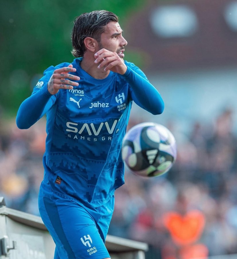 رأيكم بظهوره الاول باللقاء الودي ؟ 💙