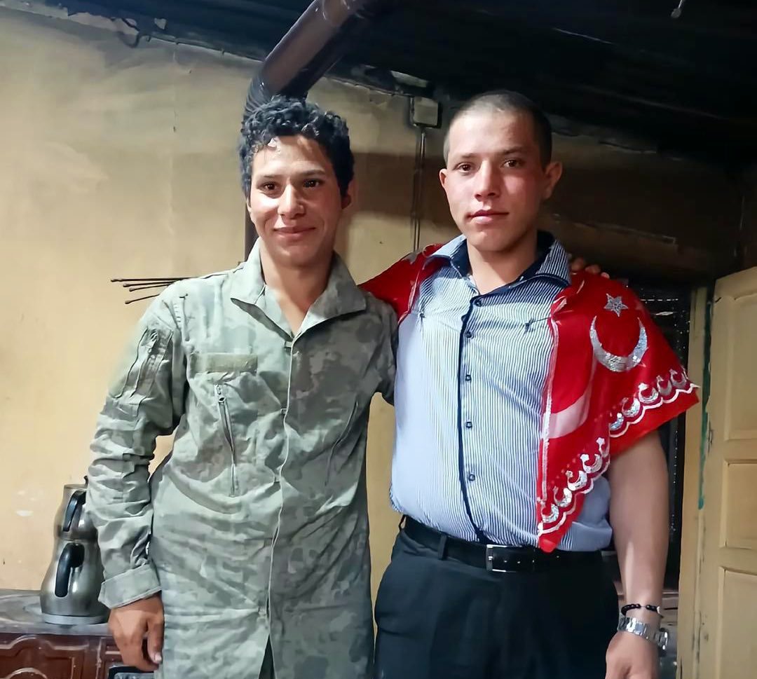 Yakın zamanda babasını kaybeden bir gencin asker uğurlaması paylaşımı.