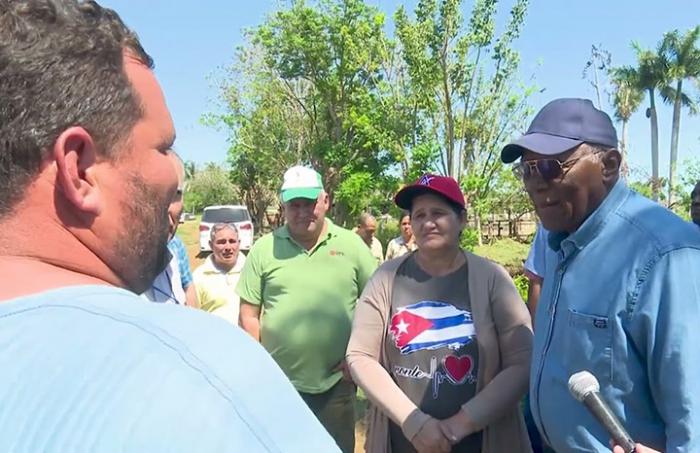 🌾👉Salvador Valdés Mesa, vicepresidente de la República de Cuba, revisó el avance del programa arrocero en la occidental provincia de Artemisa, junto al gobernador local, Ricardo Concepción Rodríguez, destaca hoy el periódico El Artemiseño.

🔗 acortar.link/Yl1E9C