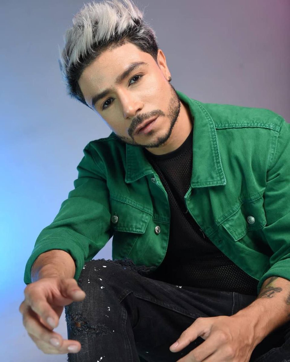 #noticiasvallenatas Le deseamos un feliz cumpleaños a <a href="/DanielCalderonn/">Daniel Calderon</a>. Con una vena musical innegable, este talentoso cantante vallenato ha conquistado corazones en el género. ¡Que sigan los éxitos y la música no deje de sonar en su camino!🎶🎤📻