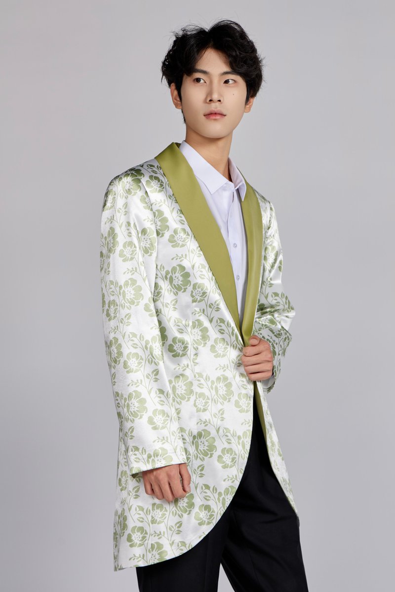 T0S1eep's tweet photo. 【Underglaze Blue Haute Couture｜Unforgettable Prince Vibe】
�� Shawl collar + brocade silhouette = aristocratic Eastern allure.
• Peony motif adds iconic symbolism
• Tailoring sharpens posture
• Timeless palette, always elevated
#PrincesCharm #EasternGentleman #CoutureMood https://t.co/4oU5jHljRo