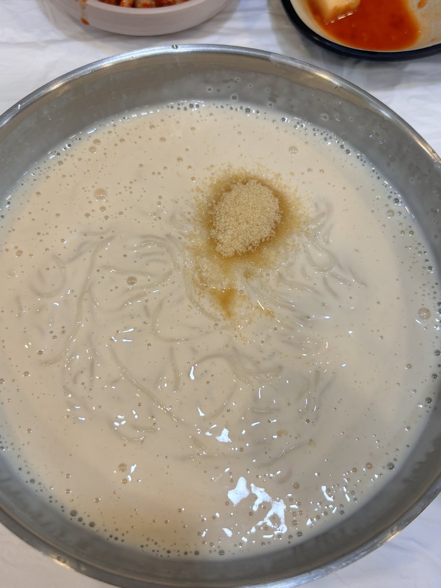 전라도는 콩국수에 설탕이라는 걸 미리 알고 갔는데도 자리마다 황설탕 한통씩 있는 거 보고 너무 신기햇슴 그리고 진짜 맛있었음..