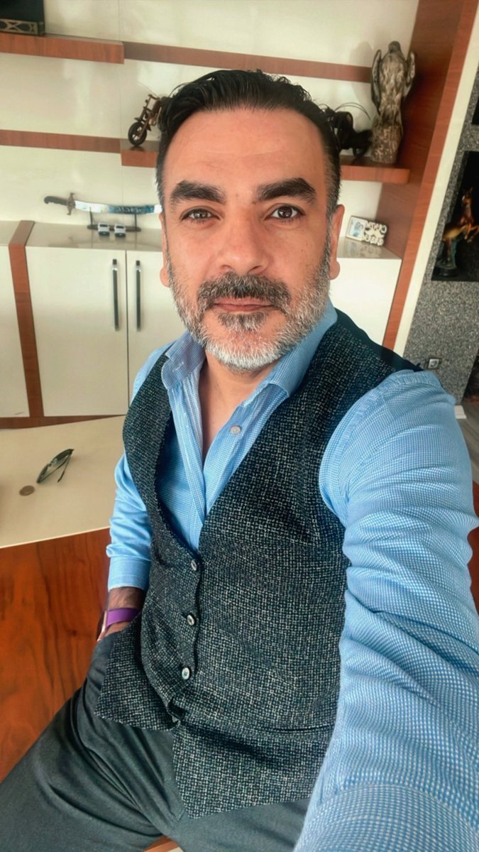 Benim yolum da, terbiyem de, bakış açım da kimseye benzemez.
Tecrübelerimin bedelini kendi ömrümden ödedim.
Bu yüzden kimseyle kendimi kıyaslamam; başkasının hayatına da odaklanmam.

Herkes kendi hesabını ödesin, ben zaten kendi hesabımı çoktan ödedim…