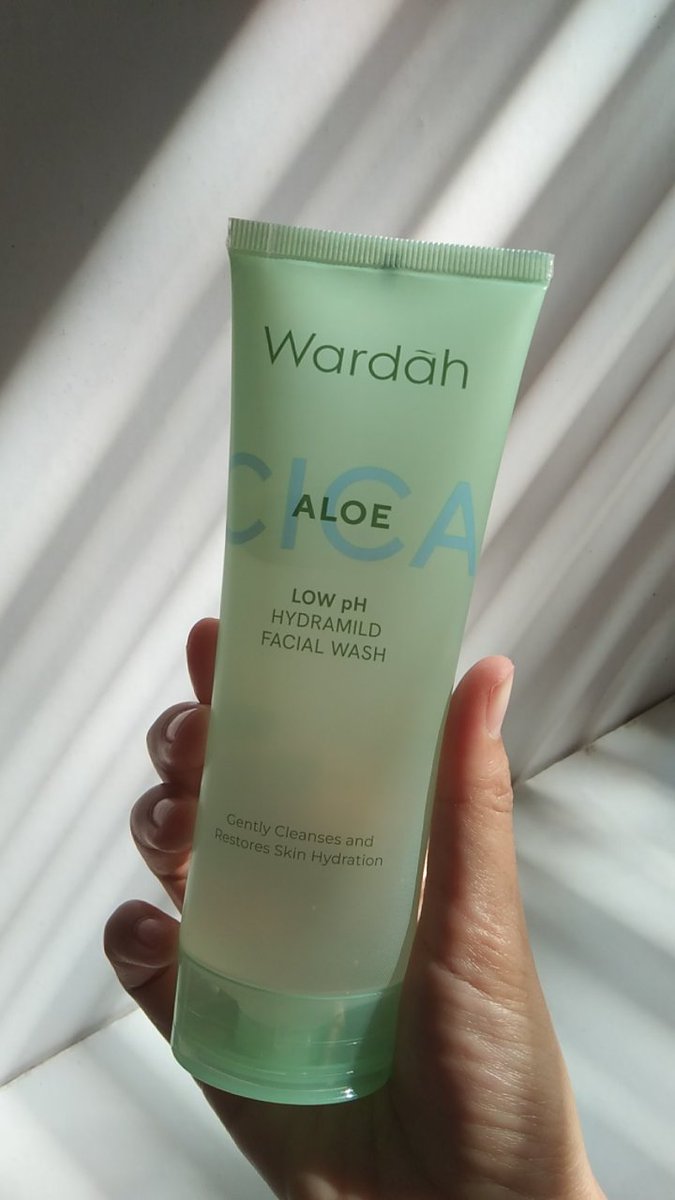 auizqha's tweet image. lagi cari facial wash yg nggak bikin kering ketarik after cuci muka?? pakai facial wash dari wardah yg ini aja💚