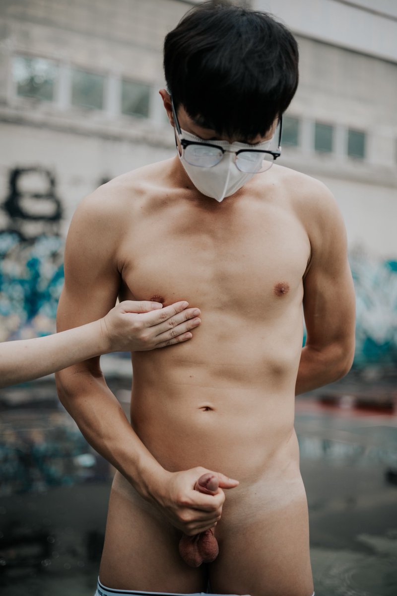 小鯊魚被學長要求當眾手淫表演
但因為太害羞射不出來
只好喊來同學玩弄自己的奶頭來刺激

轉發過50 發小鯊魚尻出來的影片
同場招募香港弟弟拍攝🇭🇰～

小鯊魚 <a href="/sharksharkgun/">小鯊魚水槍🔫💦</a> 
好同學 <a href="/milkteadog0624/">校服奶茶犬</a> 
攝影學長 <a href="/manphoto178/">男體攝影 8/10-17🇭🇰</a> 
（照片經當事人同意發佈）

#男體寫真 #主奴拍攝 #身材紀錄 #裸拍